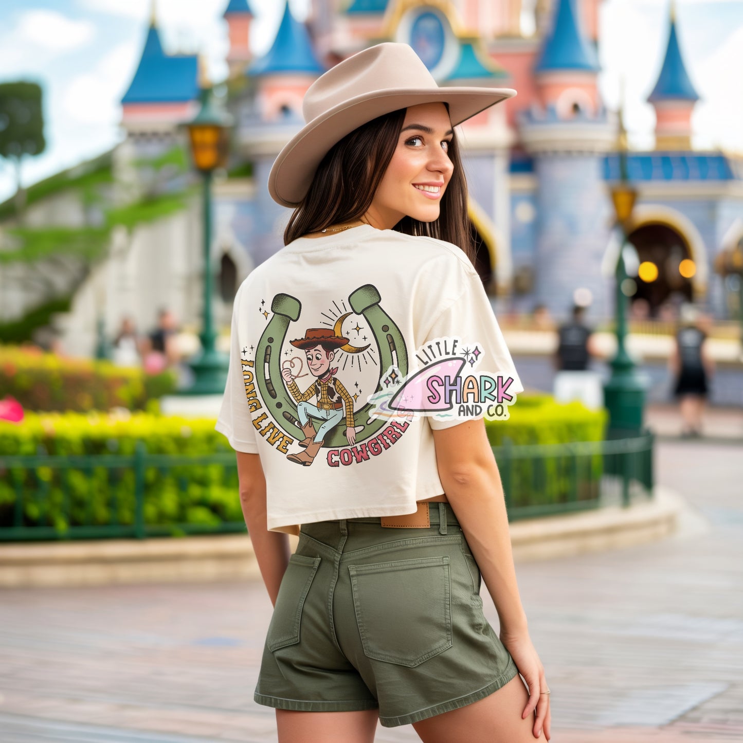 Long LIVE COWGIRLS (WOODY) - Women’s Boxy Crop (IVORY)